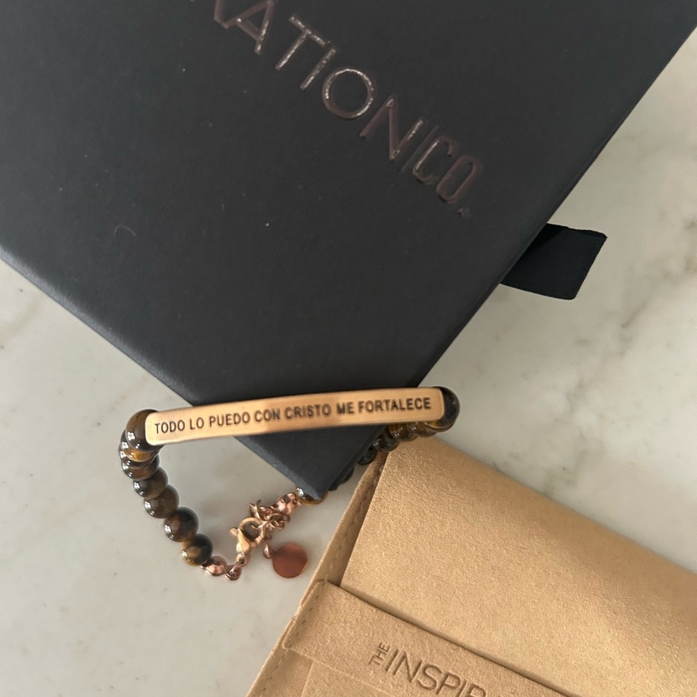 Inspiration Co. Philippians 4:13 verse in Spanish bracelet - Picture 2 of 5